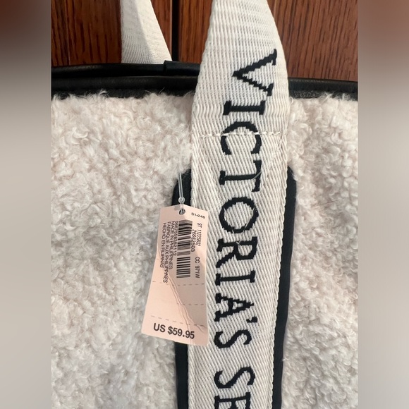 NWT Victoria's Secret 🖤 Plush Fleece Sherpa Tote Bag Zip Closure Off White 🐑 - Picture 6 of 9